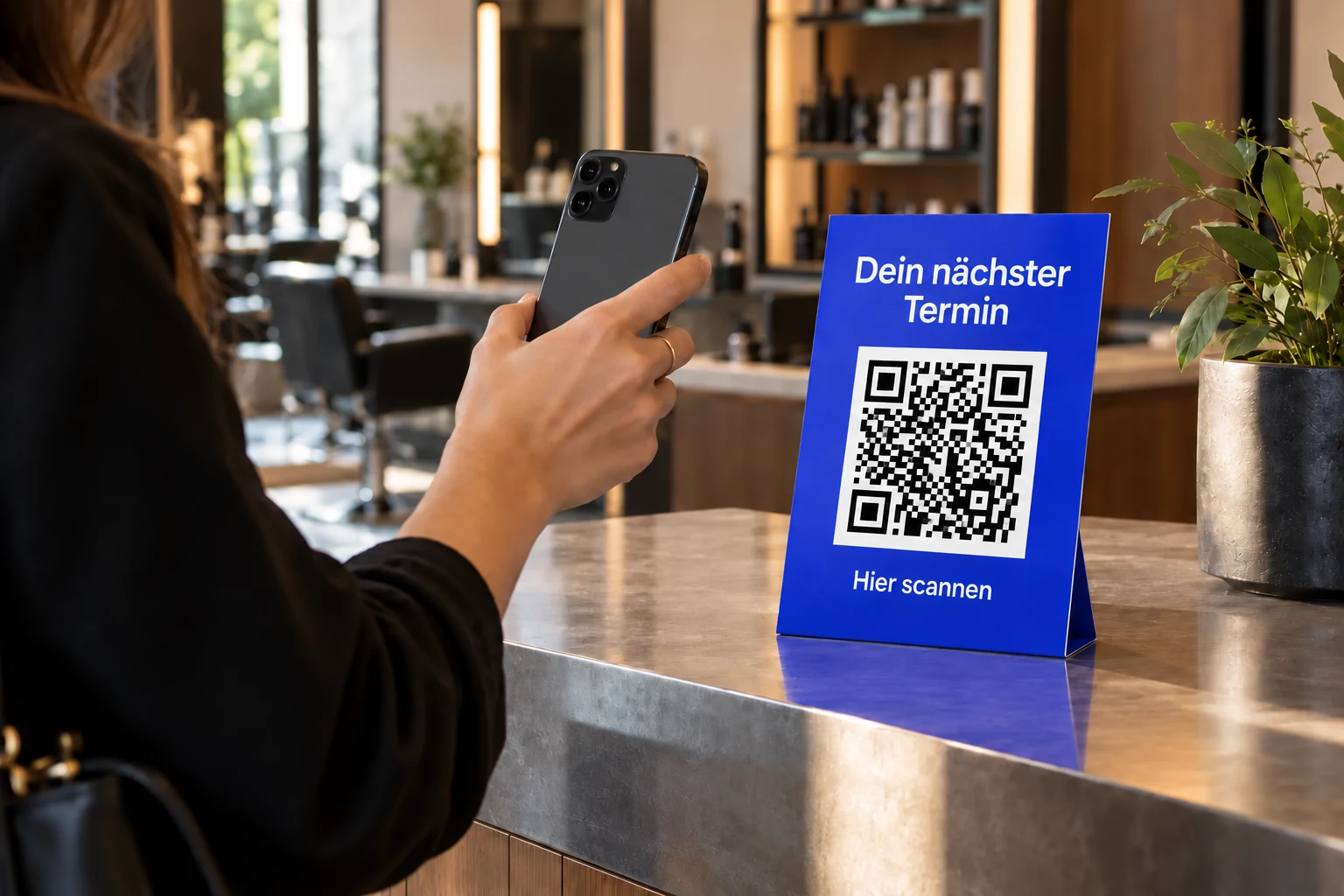 Smartphone und blauer Aufsteller am Empfang eines Salons